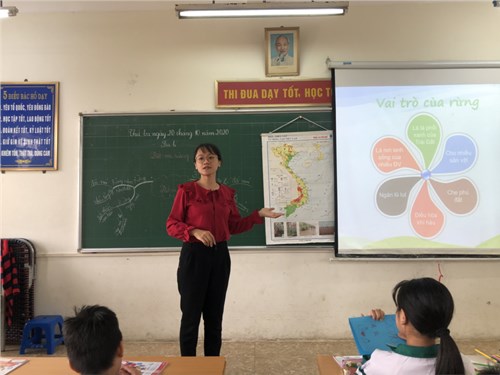 Trường TH Ninh Hiệp tổ chức chuyên đề các khối lớp, đồng chí tổ trưởng chuyên môn, đồng chí Hiệu trưởng và các đồng chí giáo viên dự giờ thăm lớp.